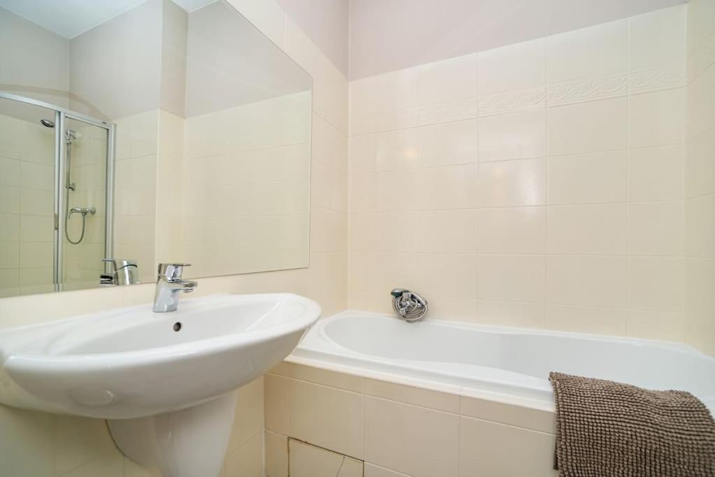 Large And Modern Apartment In The Heart Of プラハ エクステリア 写真