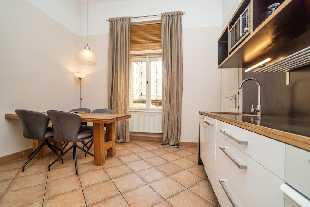 Large And Modern Apartment In The Heart Of プラハ エクステリア 写真